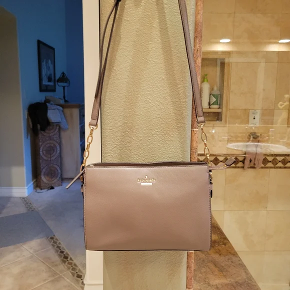 Kate Spade medium crossbody bag. - Picture 3 of 4